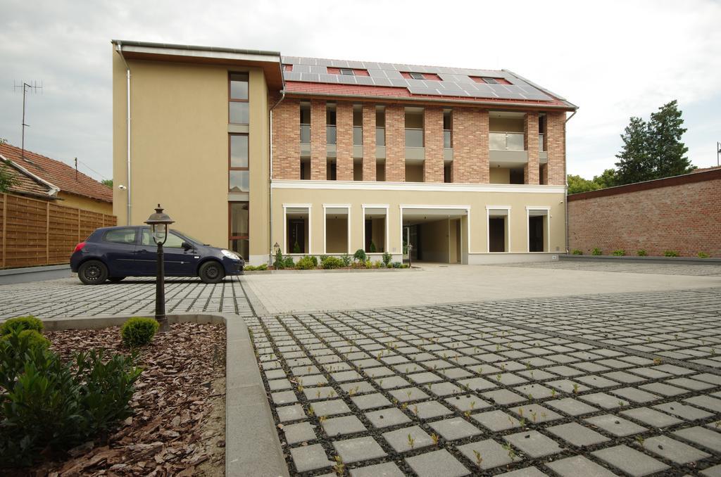Almasy Apartmanhaz غيولا المظهر الخارجي الصورة